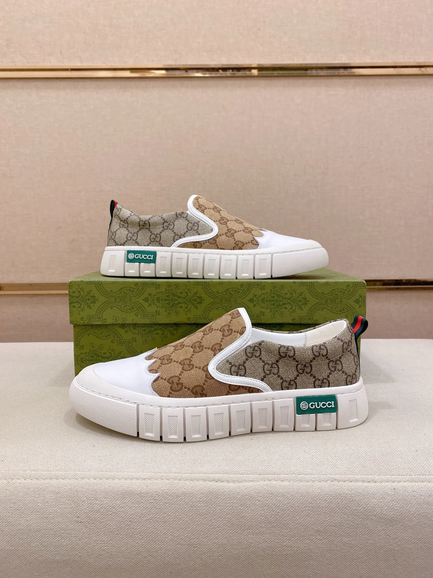 Factory price: 400💰 (GUCCI) The latest model from the official website 🎁🎁Casual and fashionable men's shoes👟, hot style💥The version is simple and elegant, exclusive for trendy men. Unique latest brand elements from the official website👑Original decoration, fashionable and generous, the fabric is original cowhide ✅Sheepskin lining, the official website specifies wear-resistant casual outsole, the classic model is taken in kind at the counter🎬38-44 (45 is not returned or exchanged when customized)